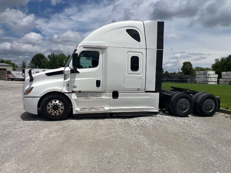 Sleeper Tractor-Heavy Duty Tractors-Freightliner-2022-T12664ST-Sellersburg-IN-543,874\n\t\tmiles-$ 68,500 - Image 4