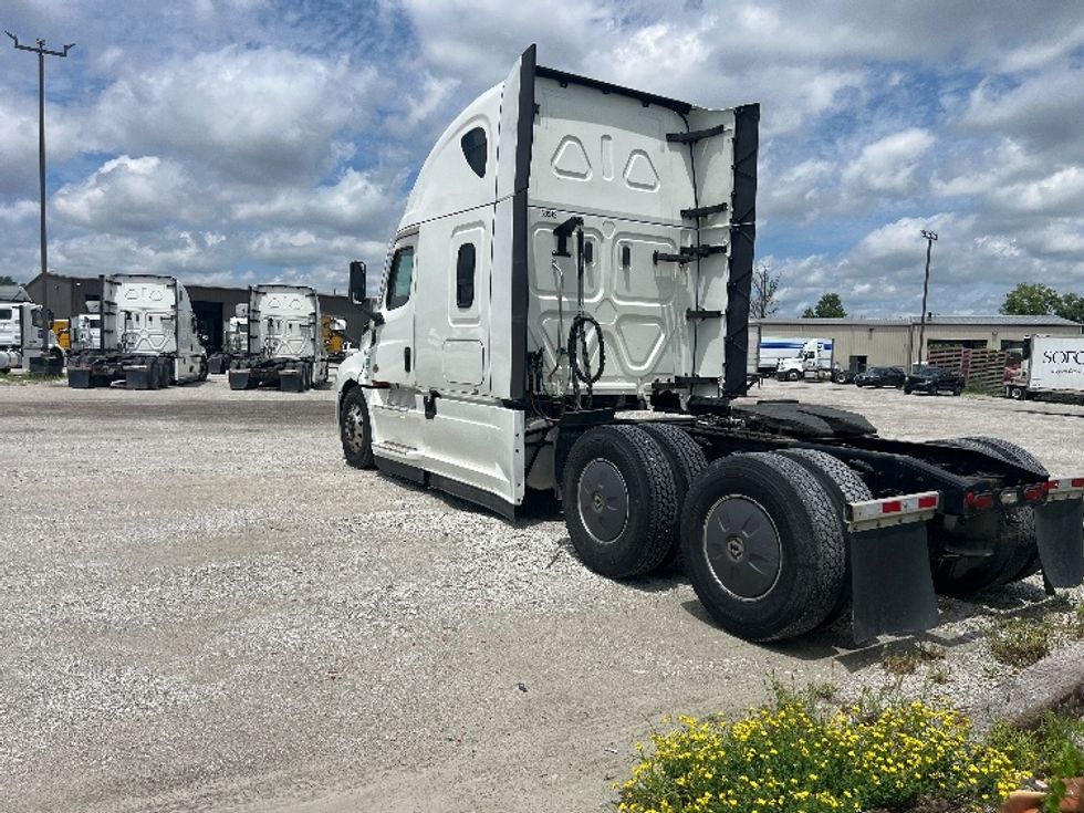 Sleeper Tractor-Heavy Duty Tractors-Freightliner-2022-T12664ST-Sellersburg-IN-543,874\n\t\tmiles-$ 68,500 - Image 5