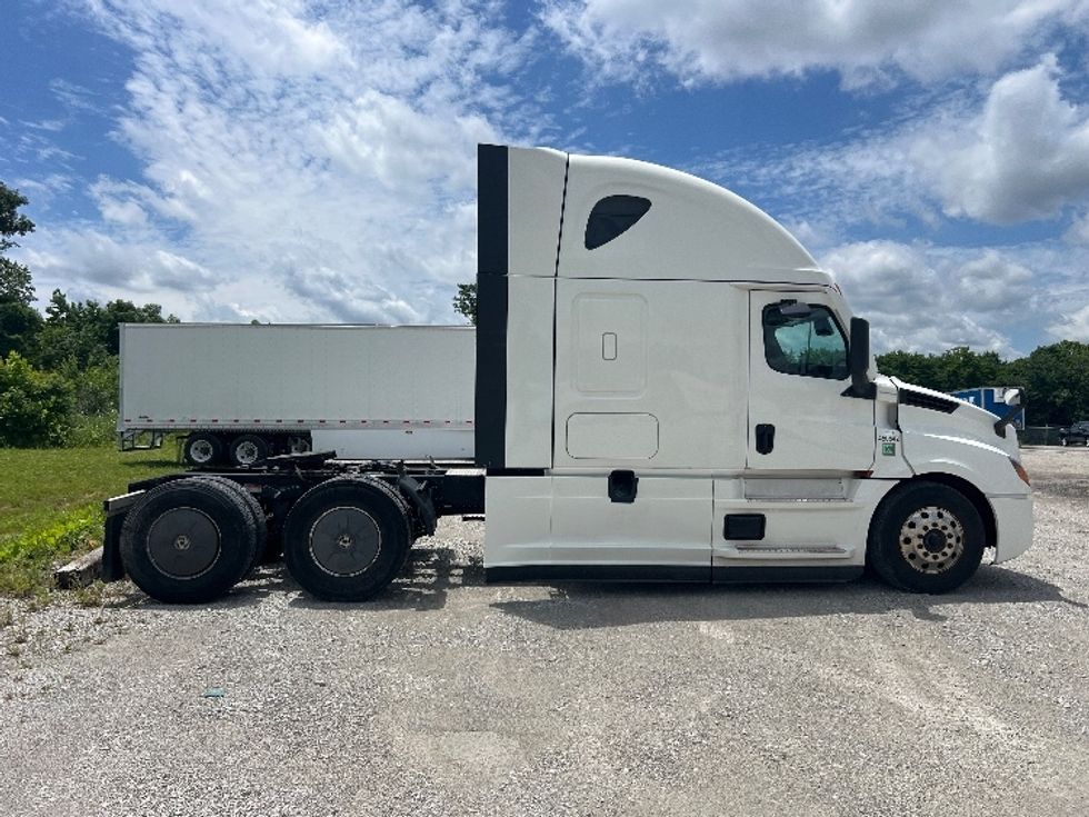Sleeper Tractor-Heavy Duty Tractors-Freightliner-2022-T12664ST-Sellersburg-IN-543,874\n\t\tmiles-$ 68,500 - Image 8