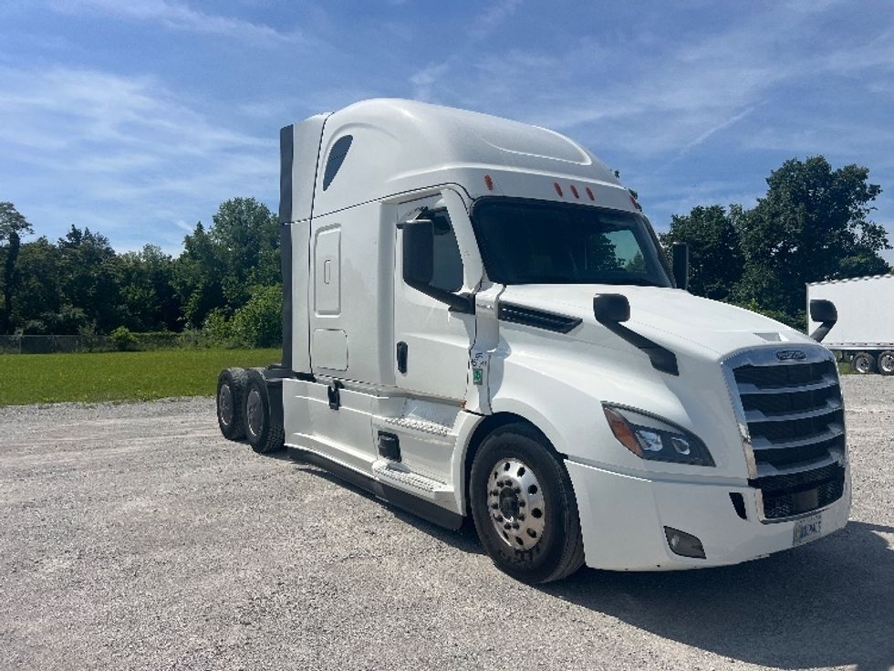 Sleeper Tractor-Heavy Duty Tractors-Freightliner-2022-T12664ST-Sellersburg-IN-549,534\n\t\tmiles-$ 66,500 - Image 1
