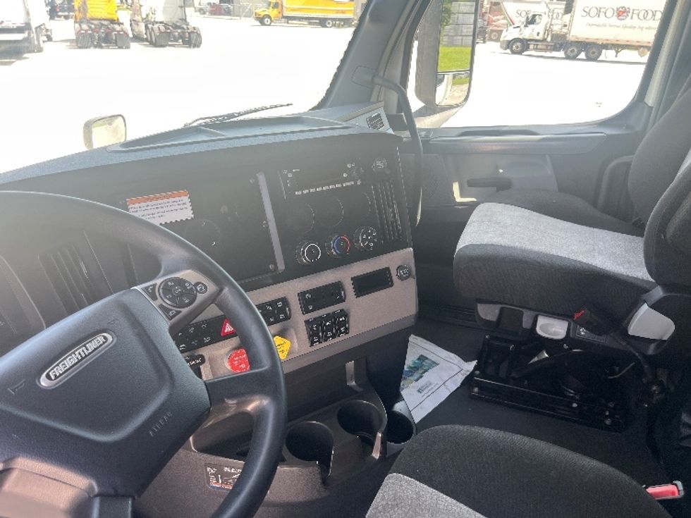 Sleeper Tractor-Heavy Duty Tractors-Freightliner-2022-T12664ST-Sellersburg-IN-549,534\n\t\tmiles-$ 66,500 - Image 10