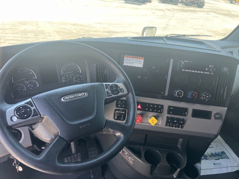 Sleeper Tractor-Heavy Duty Tractors-Freightliner-2022-T12664ST-Sellersburg-IN-549,534\n\t\tmiles-$ 66,500 - Image 11