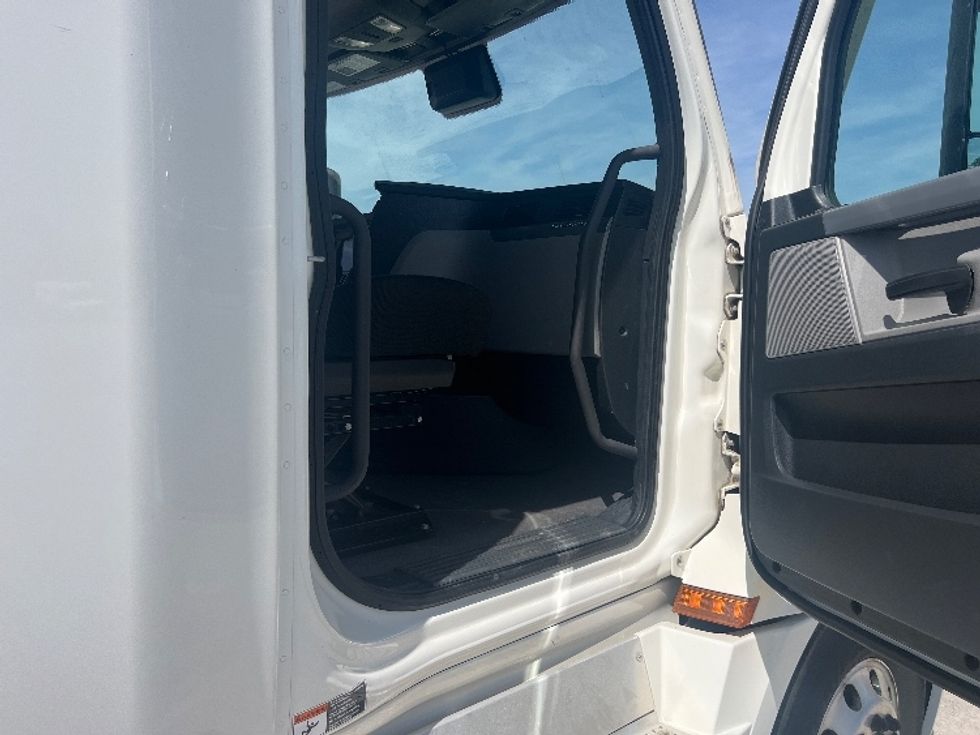 Sleeper Tractor-Heavy Duty Tractors-Freightliner-2022-T12664ST-Sellersburg-IN-549,534\n\t\tmiles-$ 66,500 - Image 13