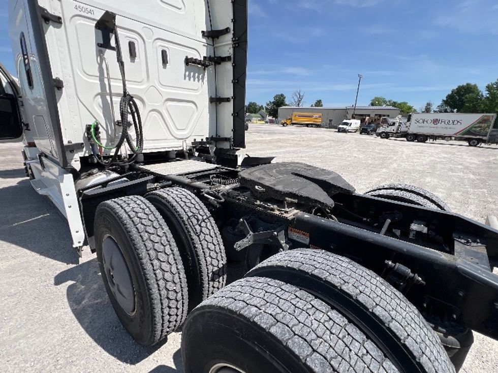 Sleeper Tractor-Heavy Duty Tractors-Freightliner-2022-T12664ST-Sellersburg-IN-549,534\n\t\tmiles-$ 66,500 - Image 22