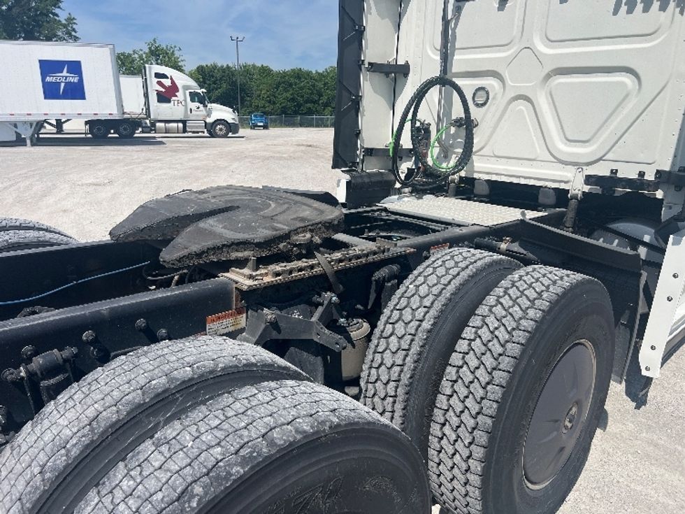 Sleeper Tractor-Heavy Duty Tractors-Freightliner-2022-T12664ST-Sellersburg-IN-549,534\n\t\tmiles-$ 66,500 - Image 23