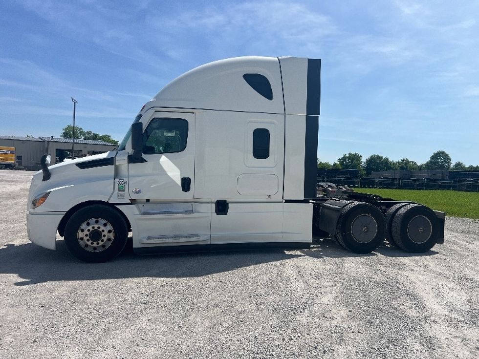 Sleeper Tractor-Heavy Duty Tractors-Freightliner-2022-T12664ST-Sellersburg-IN-549,534\n\t\tmiles-$ 66,500 - Image 4