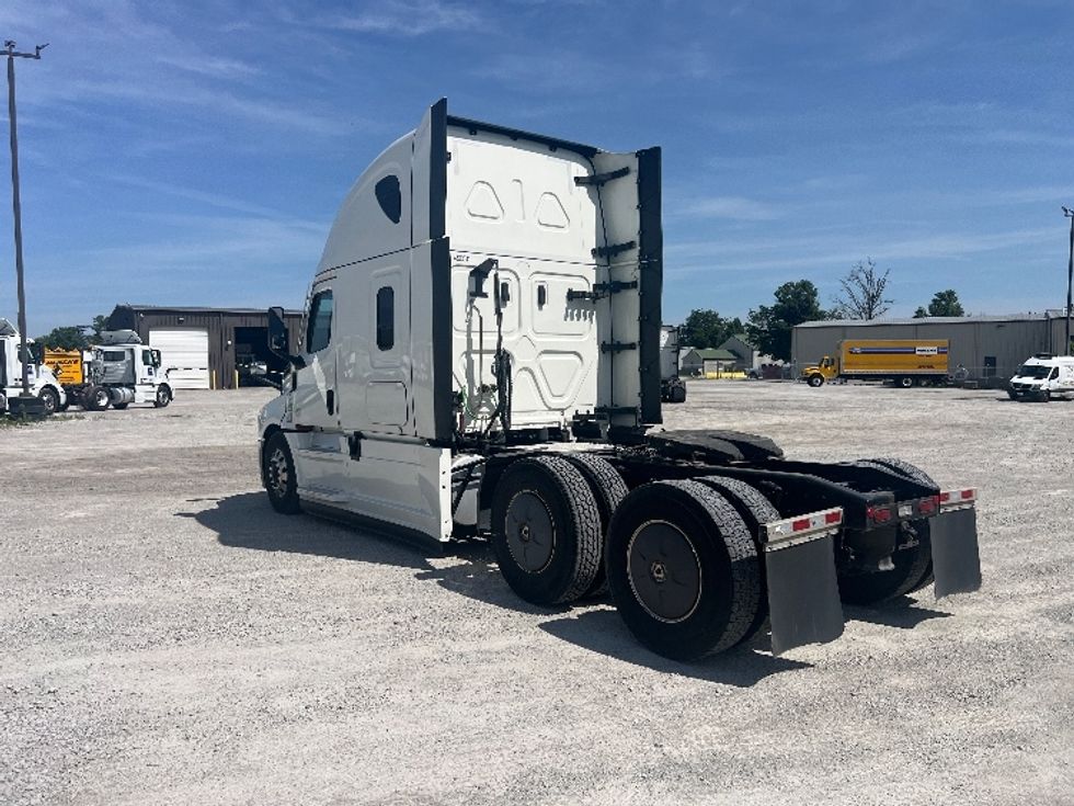 Sleeper Tractor-Heavy Duty Tractors-Freightliner-2022-T12664ST-Sellersburg-IN-549,534\n\t\tmiles-$ 66,500 - Image 5