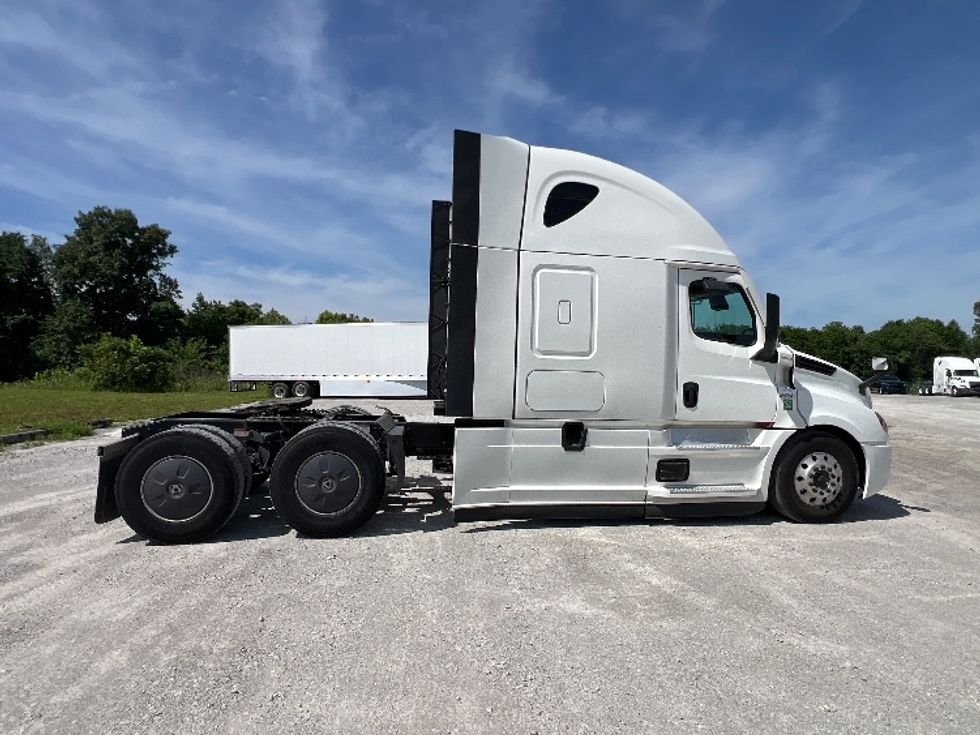 Sleeper Tractor-Heavy Duty Tractors-Freightliner-2022-T12664ST-Sellersburg-IN-549,534\n\t\tmiles-$ 66,500 - Image 8
