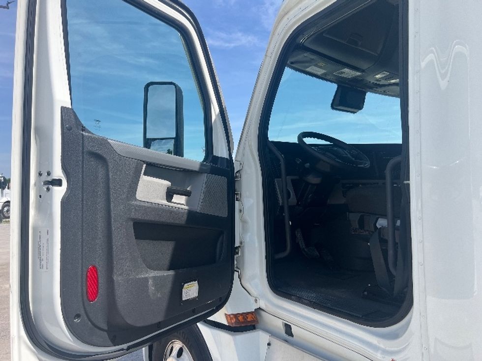 Sleeper Tractor-Heavy Duty Tractors-Freightliner-2022-T12664ST-Sellersburg-IN-549,534\n\t\tmiles-$ 66,500 - Image 9