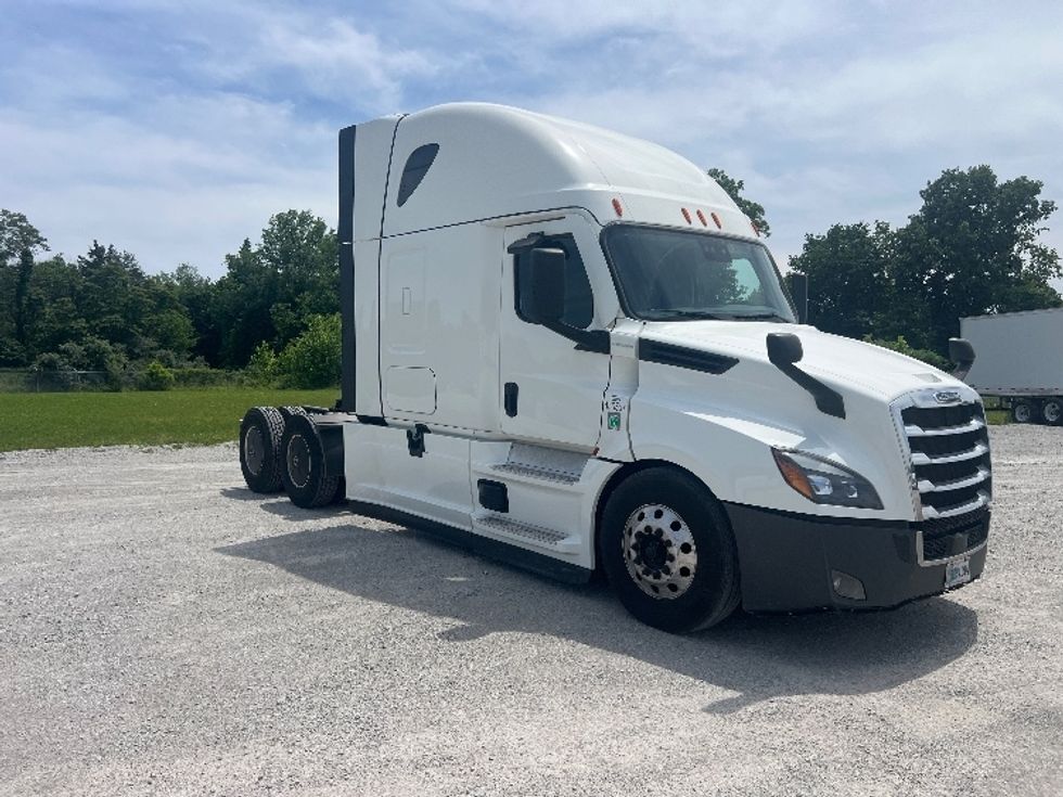 Sleeper Tractor-Heavy Duty Tractors-Freightliner-2022-T12664ST-Sellersburg-IN-586,923\n\t\tmiles-$ 62,750 - Image 1