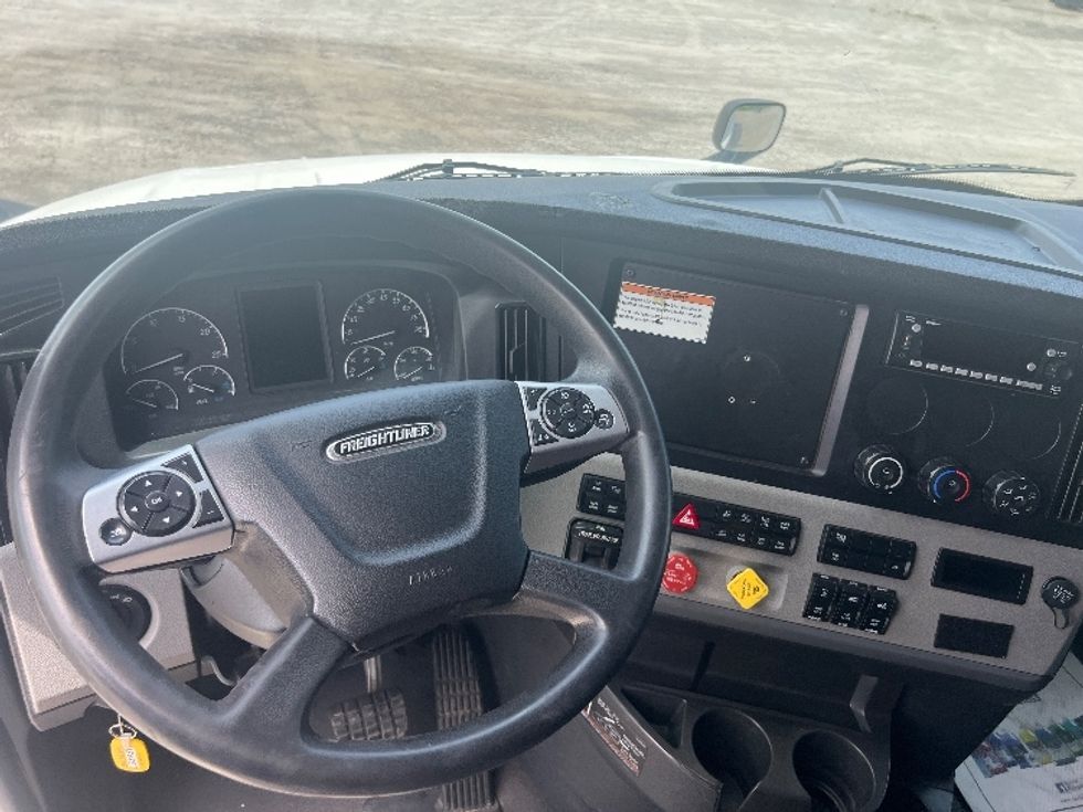 Sleeper Tractor-Heavy Duty Tractors-Freightliner-2022-T12664ST-Sellersburg-IN-586,923\n\t\tmiles-$ 62,750 - Image 11