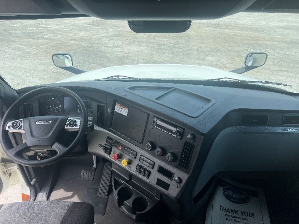 Sleeper Tractor-Heavy Duty Tractors-Freightliner-2022-T12664ST-Sellersburg-IN-586,923\n\t\tmiles-$ 62,750 - Image 12