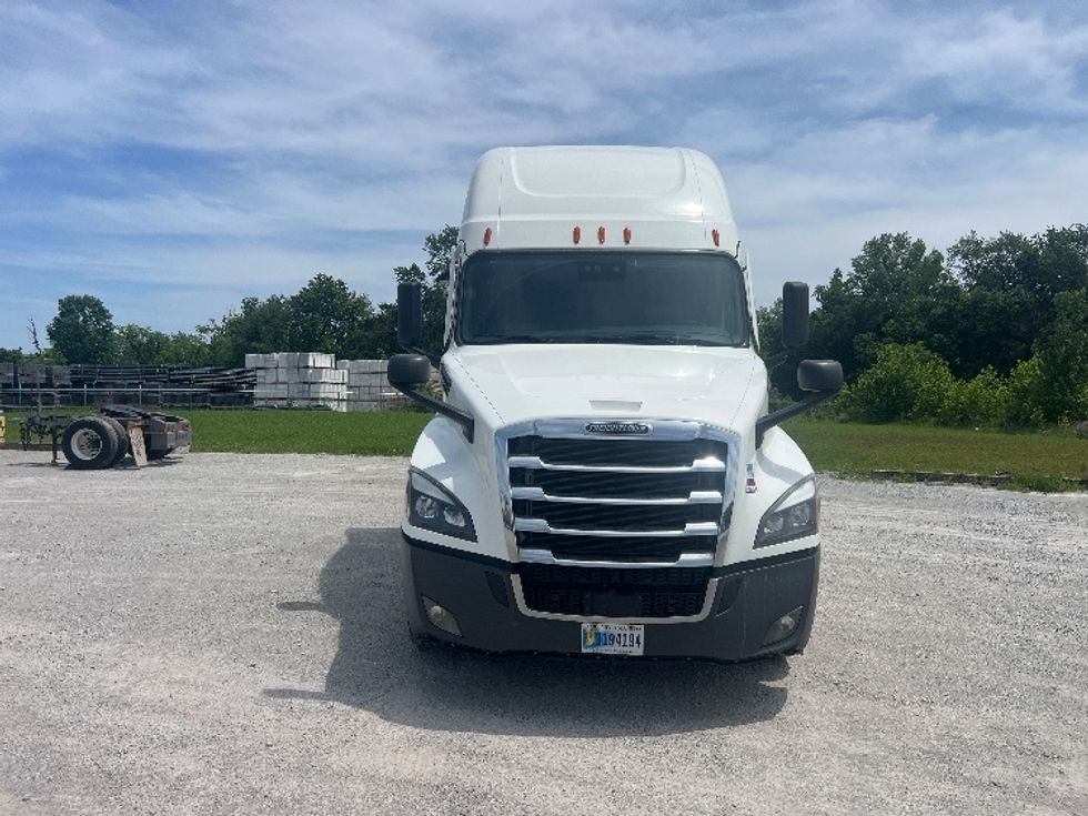 Sleeper Tractor-Heavy Duty Tractors-Freightliner-2022-T12664ST-Sellersburg-IN-586,923\n\t\tmiles-$ 62,750 - Image 2