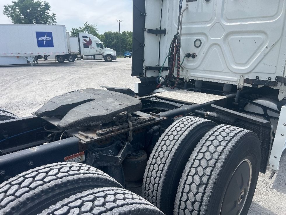 Sleeper Tractor-Heavy Duty Tractors-Freightliner-2022-T12664ST-Sellersburg-IN-586,923\n\t\tmiles-$ 62,750 - Image 23
