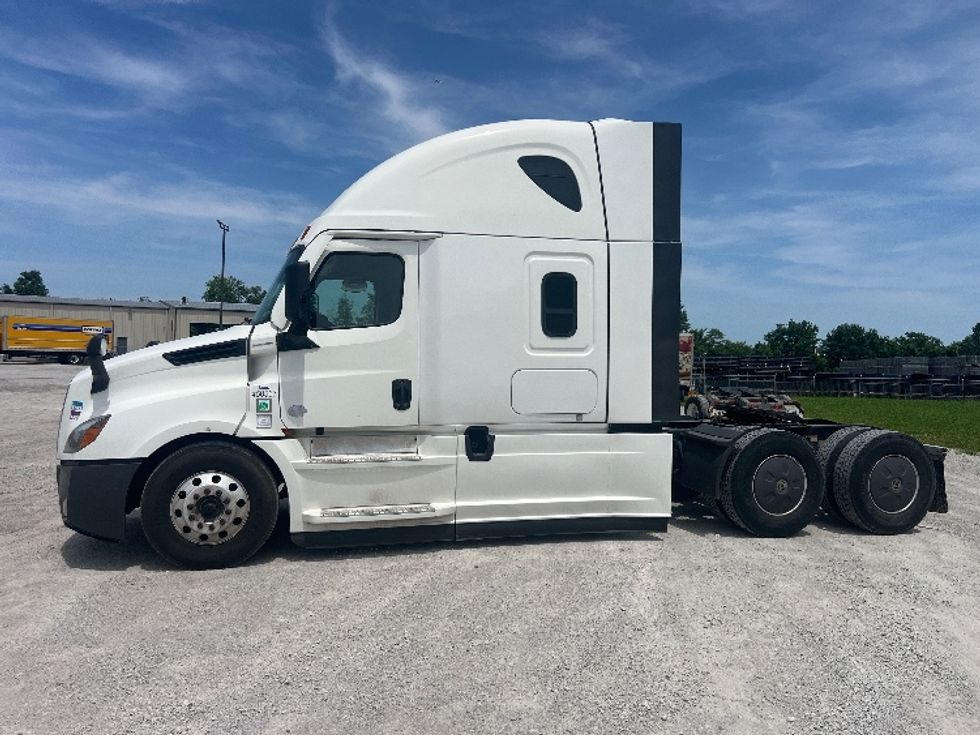 Sleeper Tractor-Heavy Duty Tractors-Freightliner-2022-T12664ST-Sellersburg-IN-586,923\n\t\tmiles-$ 62,750 - Image 4