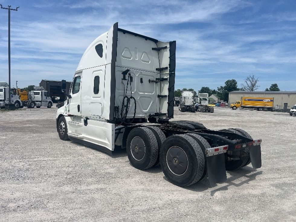Sleeper Tractor-Heavy Duty Tractors-Freightliner-2022-T12664ST-Sellersburg-IN-586,923\n\t\tmiles-$ 62,750 - Image 5