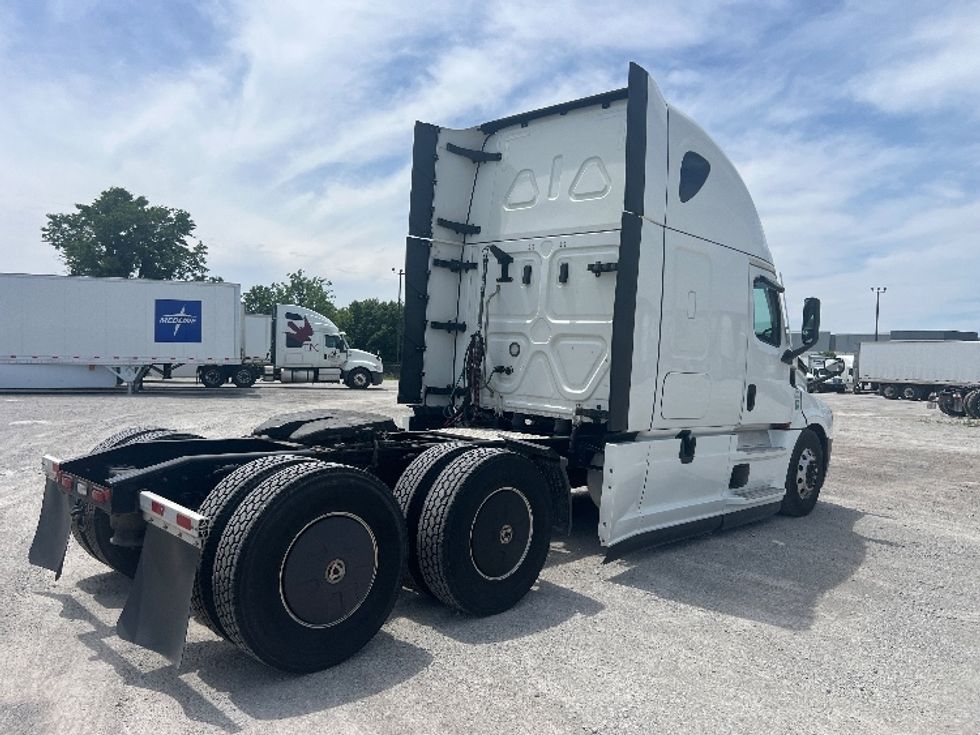 Sleeper Tractor-Heavy Duty Tractors-Freightliner-2022-T12664ST-Sellersburg-IN-586,923\n\t\tmiles-$ 62,750 - Image 7