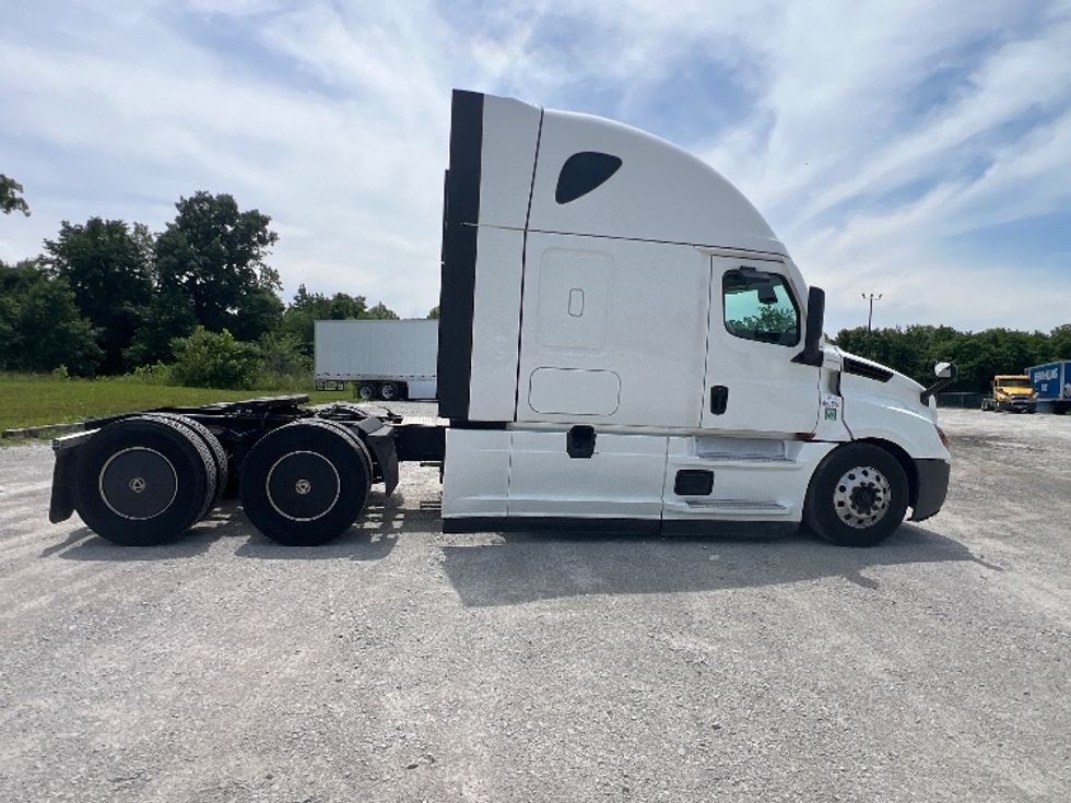 Sleeper Tractor-Heavy Duty Tractors-Freightliner-2022-T12664ST-Sellersburg-IN-586,923\n\t\tmiles-$ 62,750 - Image 8