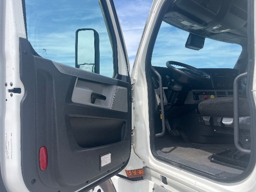Sleeper Tractor-Heavy Duty Tractors-Freightliner-2022-T12664ST-Sellersburg-IN-586,923\n\t\tmiles-$ 62,750 - Image 9