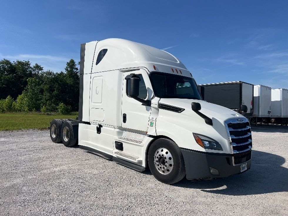 Sleeper Tractor-Heavy Duty Tractors-Freightliner-2022-T12664ST-Sellersburg-IN-594,433\n\t\tmiles-$ 62,000 - Image 1