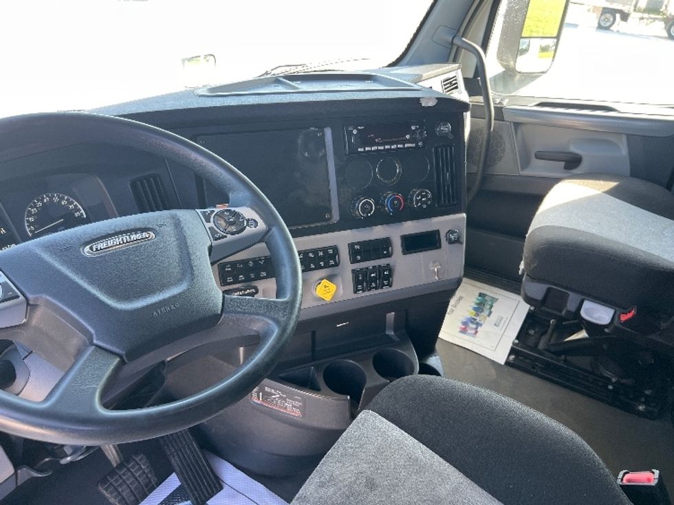 Sleeper Tractor-Heavy Duty Tractors-Freightliner-2022-T12664ST-Sellersburg-IN-594,433\n\t\tmiles-$ 62,000 - Image 10
