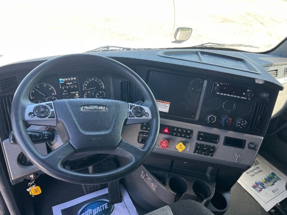 Sleeper Tractor-Heavy Duty Tractors-Freightliner-2022-T12664ST-Sellersburg-IN-594,433\n\t\tmiles-$ 62,000 - Image 11