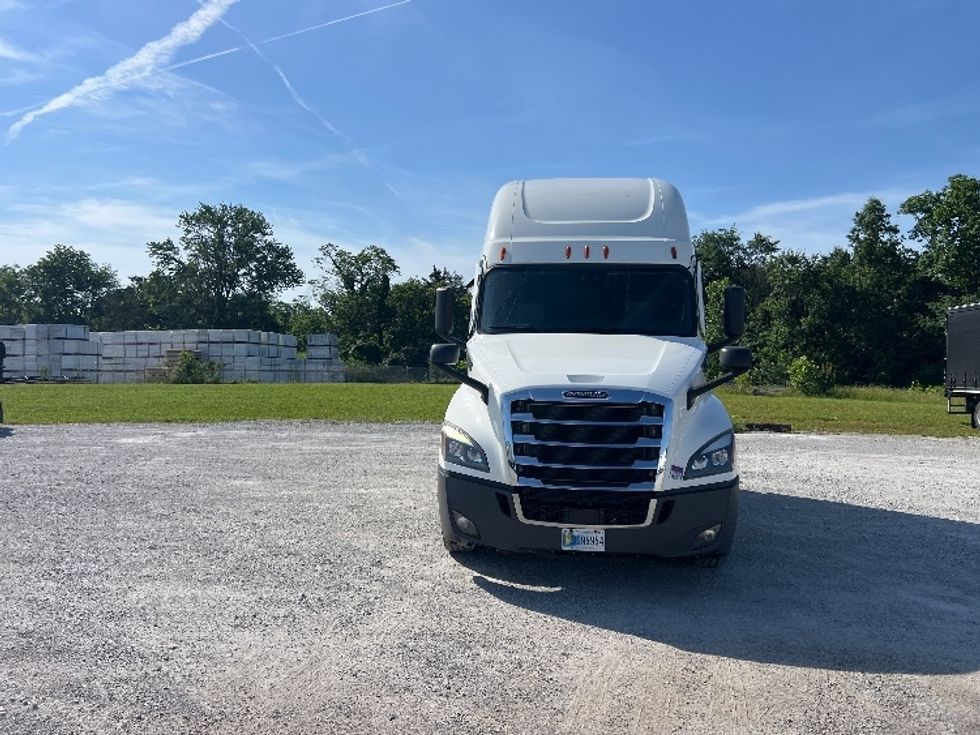 Sleeper Tractor-Heavy Duty Tractors-Freightliner-2022-T12664ST-Sellersburg-IN-594,433\n\t\tmiles-$ 62,000 - Image 2