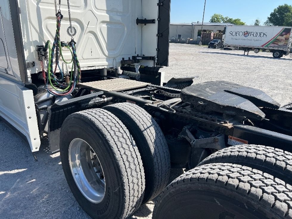Sleeper Tractor-Heavy Duty Tractors-Freightliner-2022-T12664ST-Sellersburg-IN-594,433\n\t\tmiles-$ 62,000 - Image 22