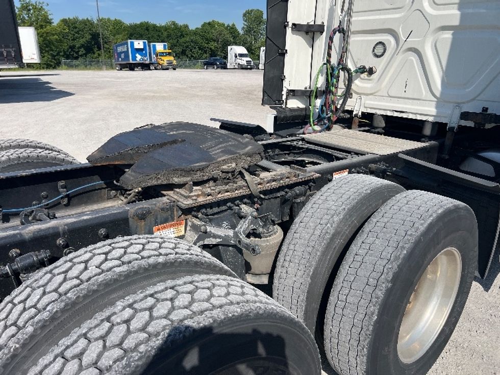 Sleeper Tractor-Heavy Duty Tractors-Freightliner-2022-T12664ST-Sellersburg-IN-594,433\n\t\tmiles-$ 62,000 - Image 23