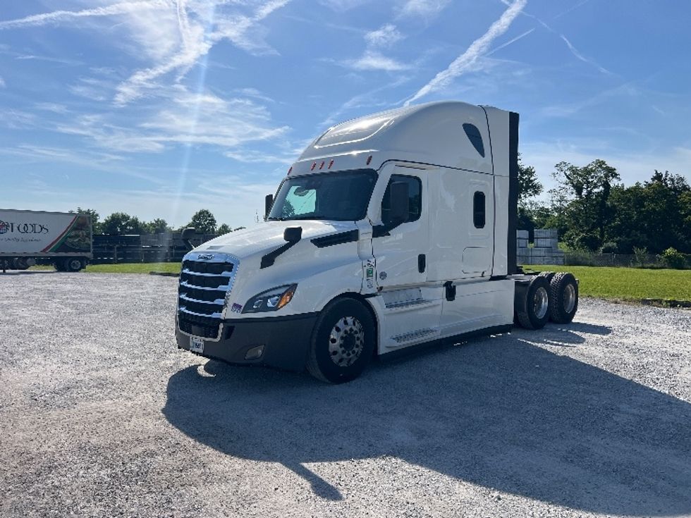 Sleeper Tractor-Heavy Duty Tractors-Freightliner-2022-T12664ST-Sellersburg-IN-594,433\n\t\tmiles-$ 62,000 - Image 3