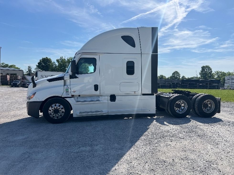 Sleeper Tractor-Heavy Duty Tractors-Freightliner-2022-T12664ST-Sellersburg-IN-594,433\n\t\tmiles-$ 62,000 - Image 4