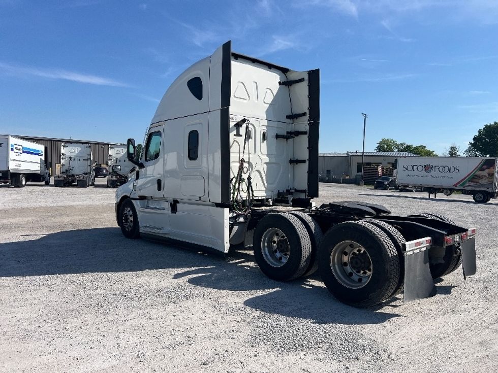 Sleeper Tractor-Heavy Duty Tractors-Freightliner-2022-T12664ST-Sellersburg-IN-594,433\n\t\tmiles-$ 62,000 - Image 5