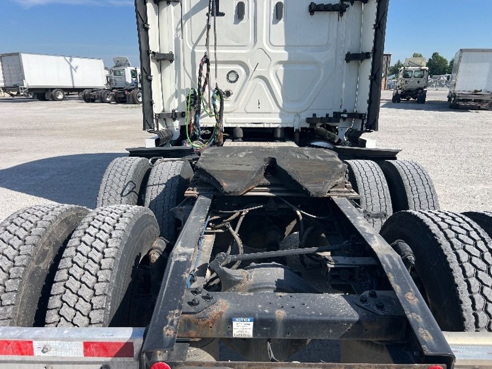 Sleeper Tractor-Heavy Duty Tractors-Freightliner-2022-T12664ST-Sellersburg-IN-594,433\n\t\tmiles-$ 62,000 - Image 6