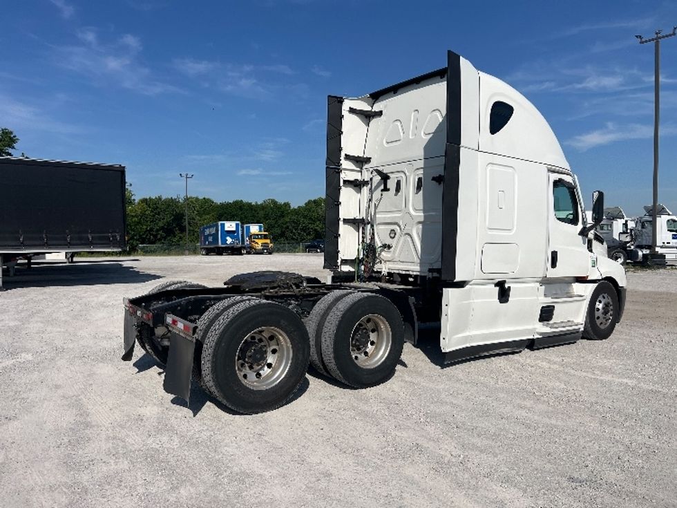 Sleeper Tractor-Heavy Duty Tractors-Freightliner-2022-T12664ST-Sellersburg-IN-594,433\n\t\tmiles-$ 62,000 - Image 7