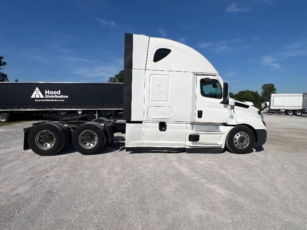 Sleeper Tractor-Heavy Duty Tractors-Freightliner-2022-T12664ST-Sellersburg-IN-594,433\n\t\tmiles-$ 62,000 - Image 8