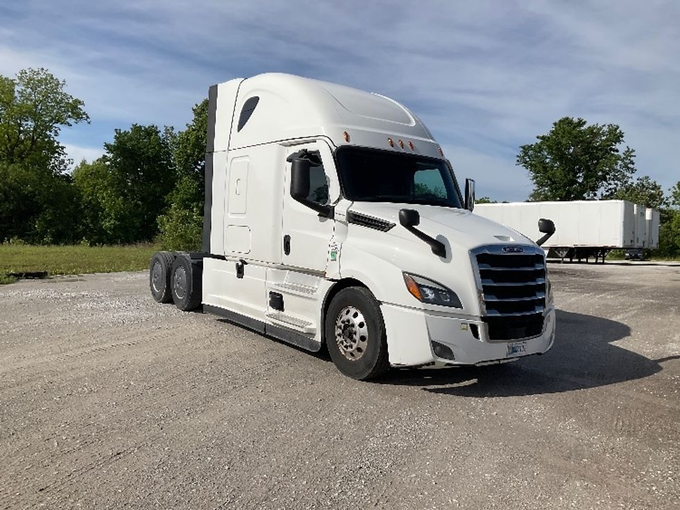 Sleeper Tractor-Heavy Duty Tractors-Freightliner-2022-T12664ST-Sellersburg-IN-600,000\n\t\tmiles-$ 60,500 - Image 1