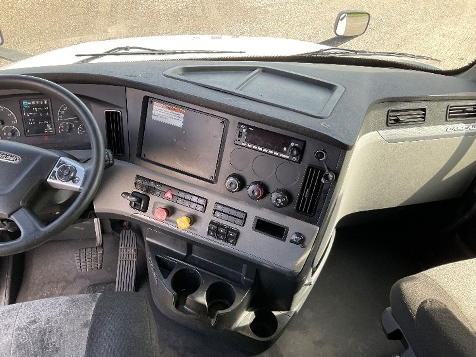 Sleeper Tractor-Heavy Duty Tractors-Freightliner-2022-T12664ST-Sellersburg-IN-600,000\n\t\tmiles-$ 60,500 - Image 10