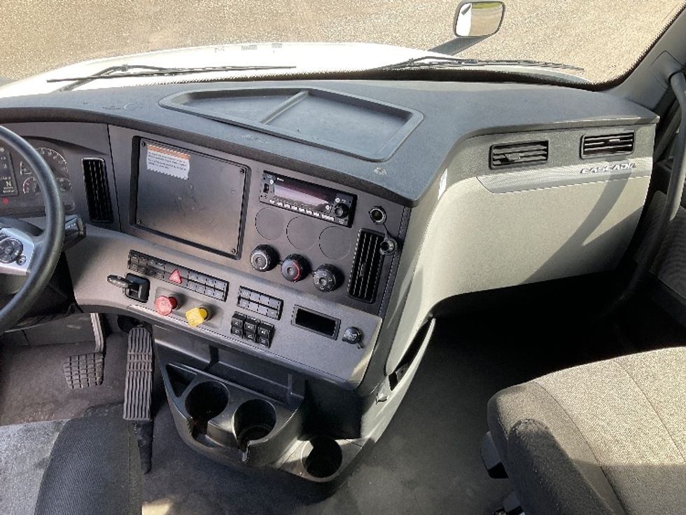 Sleeper Tractor-Heavy Duty Tractors-Freightliner-2022-T12664ST-Sellersburg-IN-600,000\n\t\tmiles-$ 60,500 - Image 11