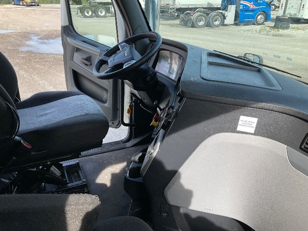 Sleeper Tractor-Heavy Duty Tractors-Freightliner-2022-T12664ST-Sellersburg-IN-600,000\n\t\tmiles-$ 60,500 - Image 14