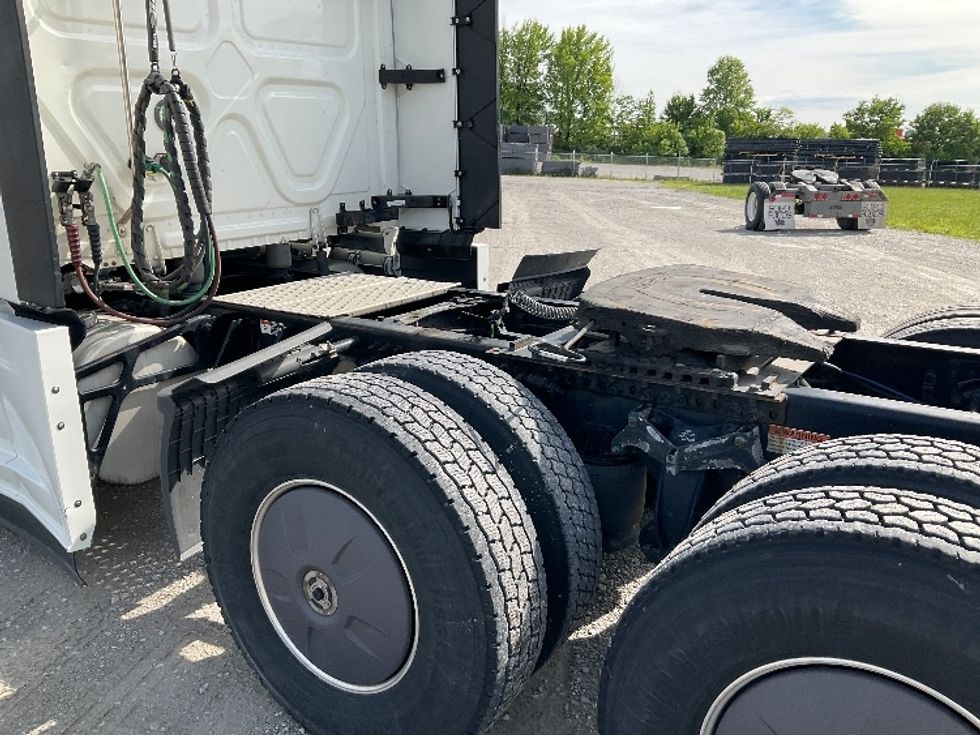 Sleeper Tractor-Heavy Duty Tractors-Freightliner-2022-T12664ST-Sellersburg-IN-600,000\n\t\tmiles-$ 60,500 - Image 21