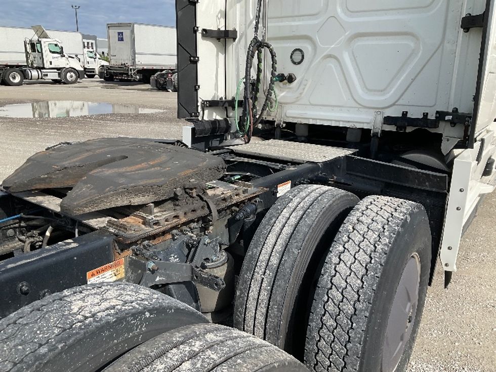 Sleeper Tractor-Heavy Duty Tractors-Freightliner-2022-T12664ST-Sellersburg-IN-600,000\n\t\tmiles-$ 60,500 - Image 22