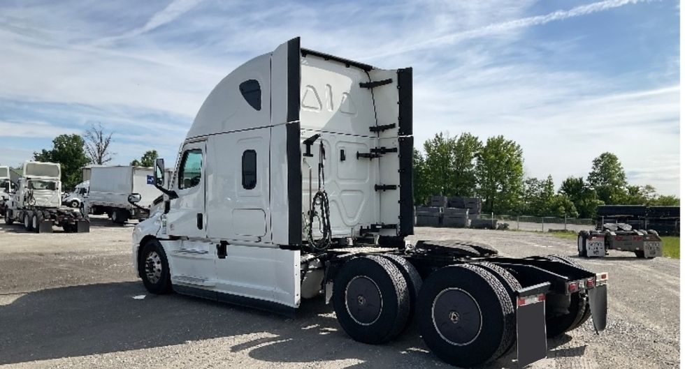 Sleeper Tractor-Heavy Duty Tractors-Freightliner-2022-T12664ST-Sellersburg-IN-600,000\n\t\tmiles-$ 60,500 - Image 23