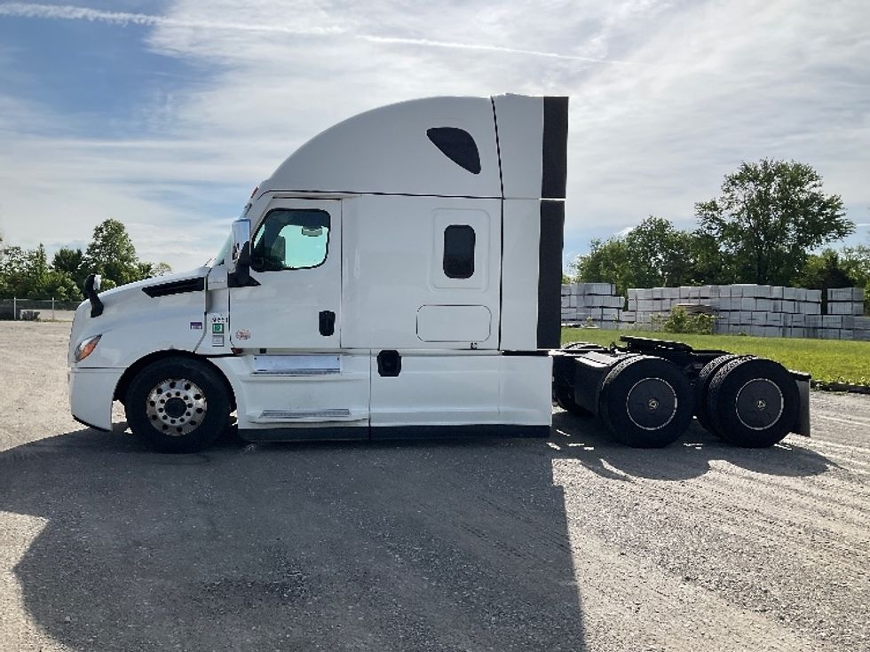Sleeper Tractor-Heavy Duty Tractors-Freightliner-2022-T12664ST-Sellersburg-IN-600,000\n\t\tmiles-$ 60,500 - Image 4
