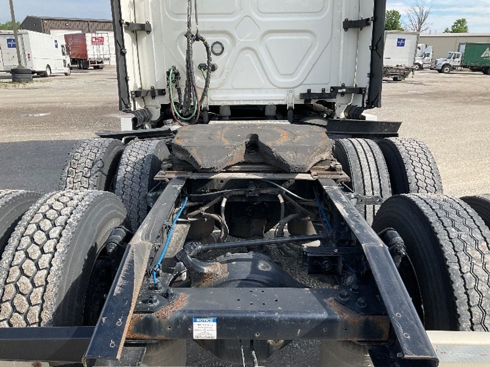 Sleeper Tractor-Heavy Duty Tractors-Freightliner-2022-T12664ST-Sellersburg-IN-600,000\n\t\tmiles-$ 60,500 - Image 5