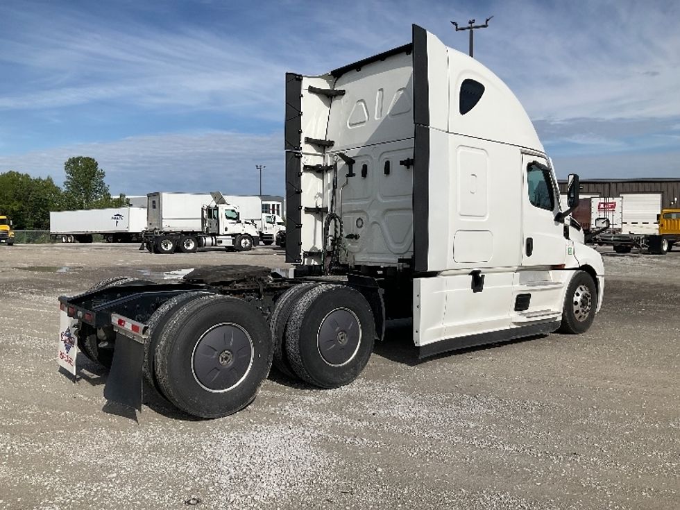 Sleeper Tractor-Heavy Duty Tractors-Freightliner-2022-T12664ST-Sellersburg-IN-600,000\n\t\tmiles-$ 60,500 - Image 6