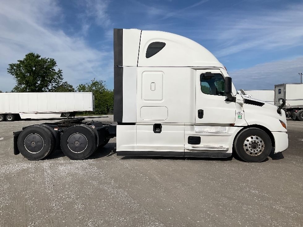 Sleeper Tractor-Heavy Duty Tractors-Freightliner-2022-T12664ST-Sellersburg-IN-600,000\n\t\tmiles-$ 60,500 - Image 7