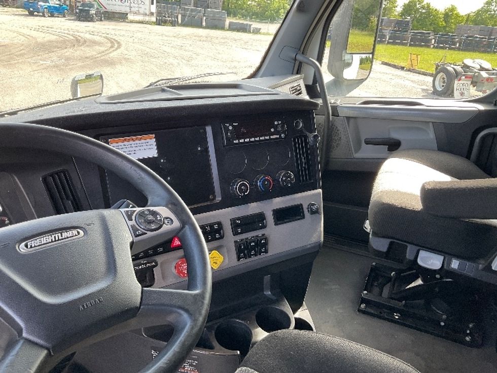 Sleeper Tractor-Heavy Duty Tractors-Freightliner-2022-T12664ST-Sellersburg-IN-600,000\n\t\tmiles-$ 60,500 - Image 9
