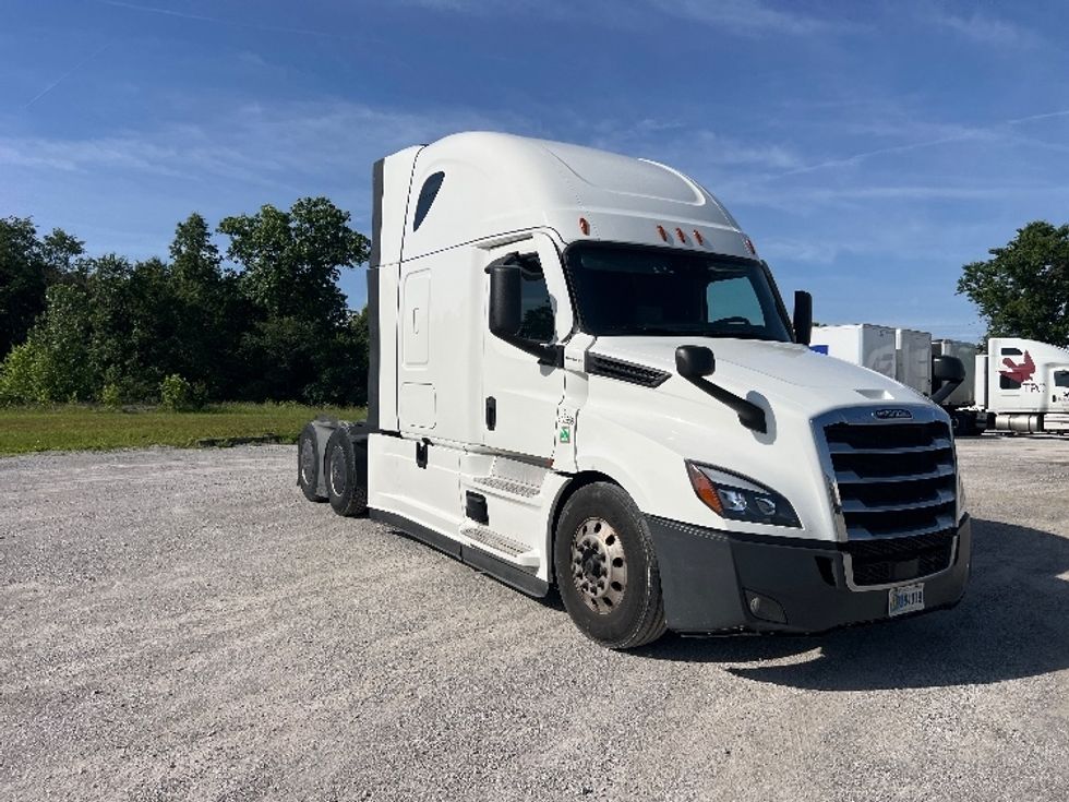 Sleeper Tractor-Heavy Duty Tractors-Freightliner-2022-T12664ST-Sellersburg-IN-612,775\n\t\tmiles-$ 60,250 - Image 1