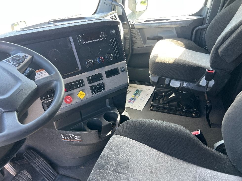 Sleeper Tractor-Heavy Duty Tractors-Freightliner-2022-T12664ST-Sellersburg-IN-612,775\n\t\tmiles-$ 60,250 - Image 10