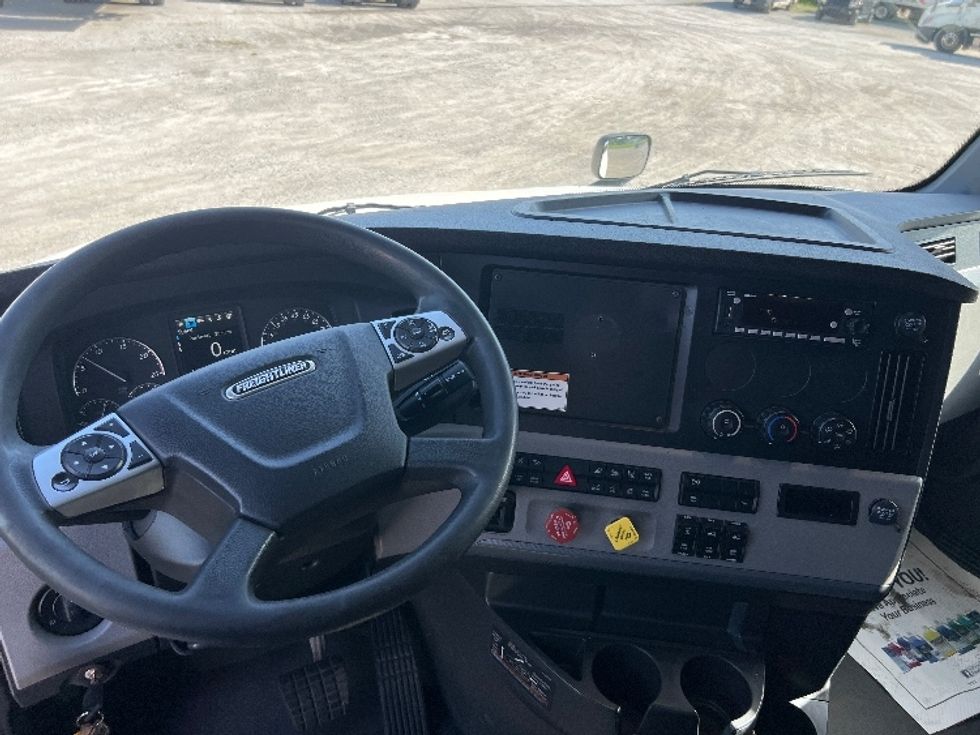 Sleeper Tractor-Heavy Duty Tractors-Freightliner-2022-T12664ST-Sellersburg-IN-612,775\n\t\tmiles-$ 60,250 - Image 11